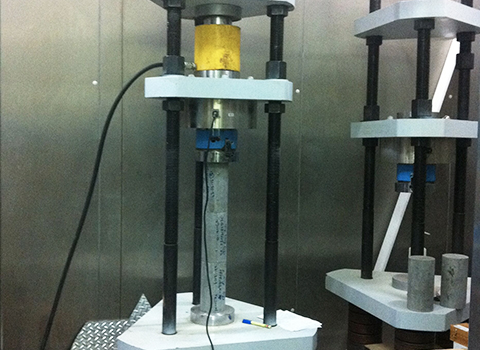 Лаборатория испытаний ползучести бетона.